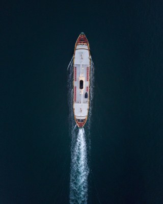 Appel à la fourniture de services de conseil pour préparer une étude sur les tendances et les perspectives de la pollution marine provenant des navires ainsi que du trafic maritime et des activités offshore en Méditerranée.